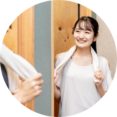 着替えをする女性